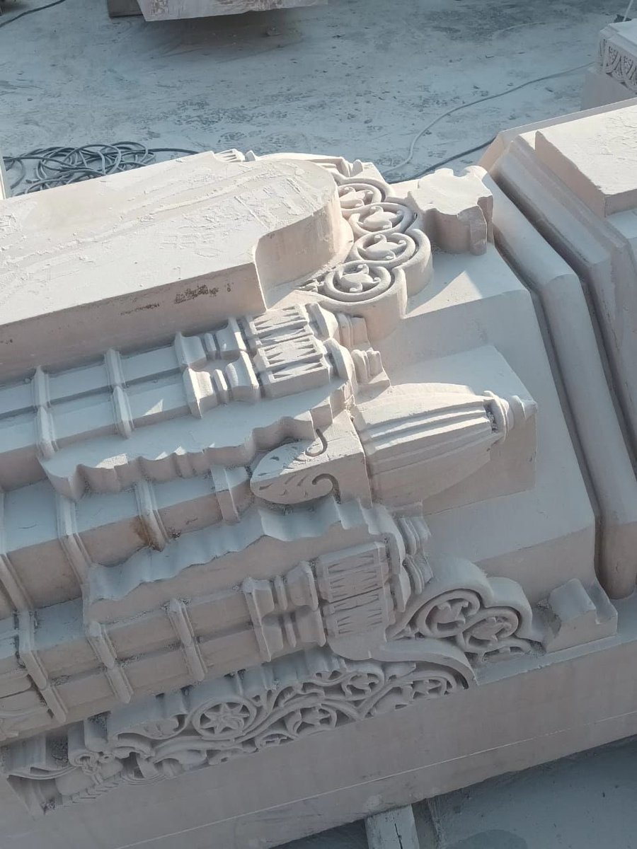 अयोध्या में श्री राम मंदिर के गुण मंडप और रंग मंडप  की दीवार का निर्माण पूरा

🛕 मंदिर के फर्श में लगाई जाने वाली शिलाएं और पिंक स्टोन के 20 फिट के नक्काशीदार पिलर लगना शुरू

🛕 इसके बाद ग्राउंड फ्लोर की छत निर्माण होगा शुरू

🛕  2024 में भव्य मंदिर विराजेंगे श्री राम लला