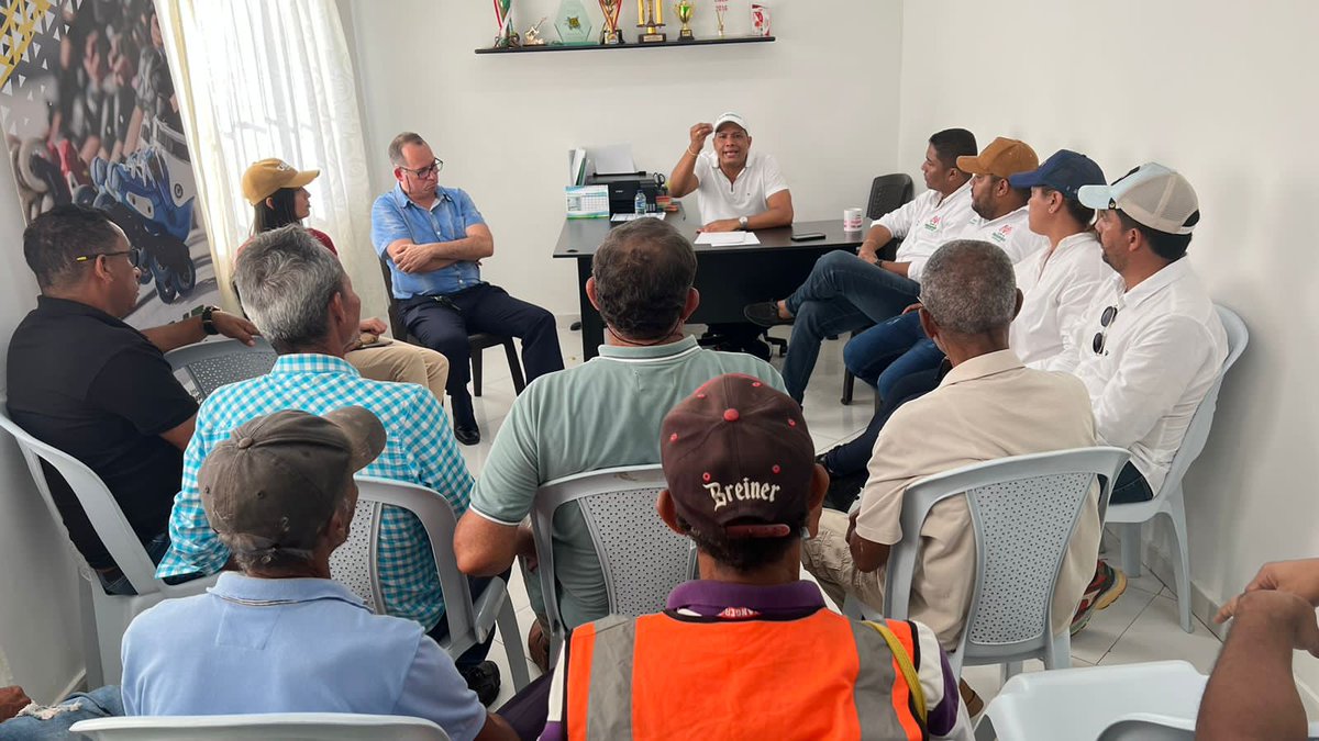 MalamboAlcaldia's tweet photo. Alcalde @RumeniggeMA se comprometió con la Asociación de #Campesinos de #Caimital, con hacer gestión de recursos ante @MinAmbienteCo  y  @Cormagdalena con base a los estudios y diseños de @crautonoma para construir los jarillones que solucionarían la problemática de inundaciones https://t.co/3h04TfxafP