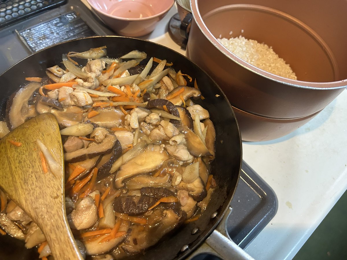 that_kinda_song's tweet photo. 明日は #しにしょカフェ の仕込みラッシュになるから、今夜は自分用のご飯を作りまくりんぐ。かしわめし。もち米を少し混ぜてます(^o^)
#cookthat https://t.co/qC5pZzjhQU
