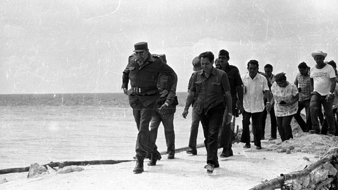 Invasorpress's tweet photo. Hay locuras que son poesía 
#FidelPorSiempre #CiegodeAvila #LatirAvileño 
https://t.co/3dI5py4z6O https://t.co/tvBjXHhCv7