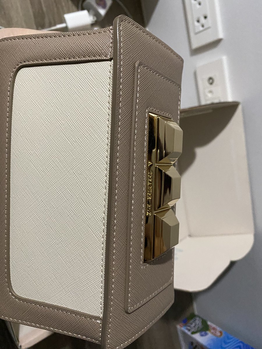 babebabebaejj's tweet photo. ส่งต่อกระเป๋าatraesureboxค่า 🙇🏻‍♀️used very like new ka 🙇🏻‍♀️เค้าใช้งานไปประมาณ1-2ครั้งค่ะ อุปกรณ์ครบ🔥 ราคา2250฿รวมส่งค่ะ สนใจสอบถามเพิ่มเติมได้ค่า💗💗 #ส่งต่อกระเป๋า #ส่งต่อatreasurebox https://t.co/t2afbi07jg