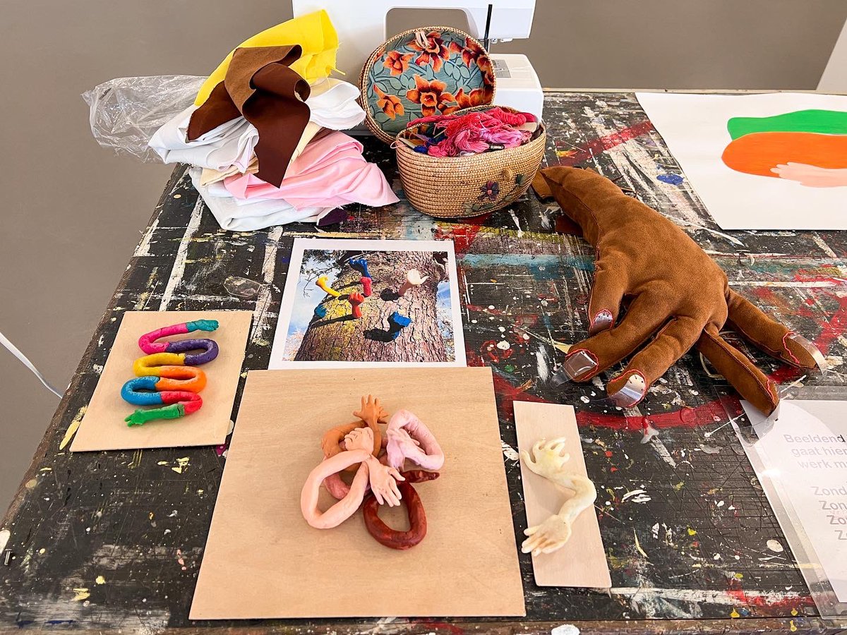 cbkemmen's tweet photo. Kunstenaar Miriam Geerts heeft haar atelier neergezet in de tentoonstelling ‘Kunstenaars IN BEELD’ in De Fabriek. Ze werkt daar aan nieuw materiaal. Kom langs en bekijk haar onderzoek, maar ook de presentatie van haar werk. Open do t/m zo tussen 13 en 17 uur, toegang is gratis. https://t.co/9aLlXvow9H