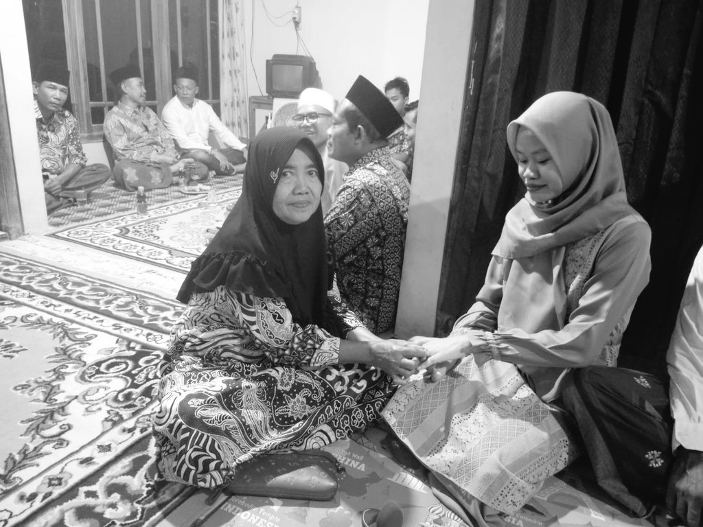 BanBinBun4's tweet photo. Ahamdulillah za ALLAH🤲
atas izinmu,
Aku hanyalah pemuda kampung biasa dgn segala kekurangan,yg ingin mengarungi hidup bersamamu.
Terima kasih kau menerimaku dgn ketulusan hatimu,
Semoga kedepanya dimudahkan  langkah kaki ini,untuk menghalalkanmu
Amin za robballamin,🤲
@vivied_ https://t.co/zIUoUX1mpC