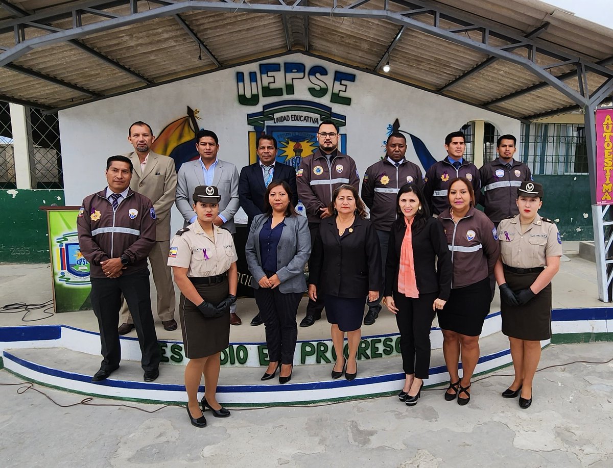 StaElenaCJ's tweet photo. La Dirección Provincial de @StaElenaCJ participa junto a #DEVIF de la @PoliciaEcuador en el evento "Dejando huellas de amor y respeto contra la violencia", que se desarrolló en la Unidad Educativa Península de Santa Elena https://t.co/h4HUTiMVBk