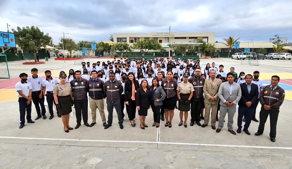 StaElenaCJ's tweet photo. La Dirección Provincial de @StaElenaCJ participa junto a #DEVIF de la @PoliciaEcuador en el evento "Dejando huellas de amor y respeto contra la violencia", que se desarrolló en la Unidad Educativa Península de Santa Elena https://t.co/h4HUTiMVBk
