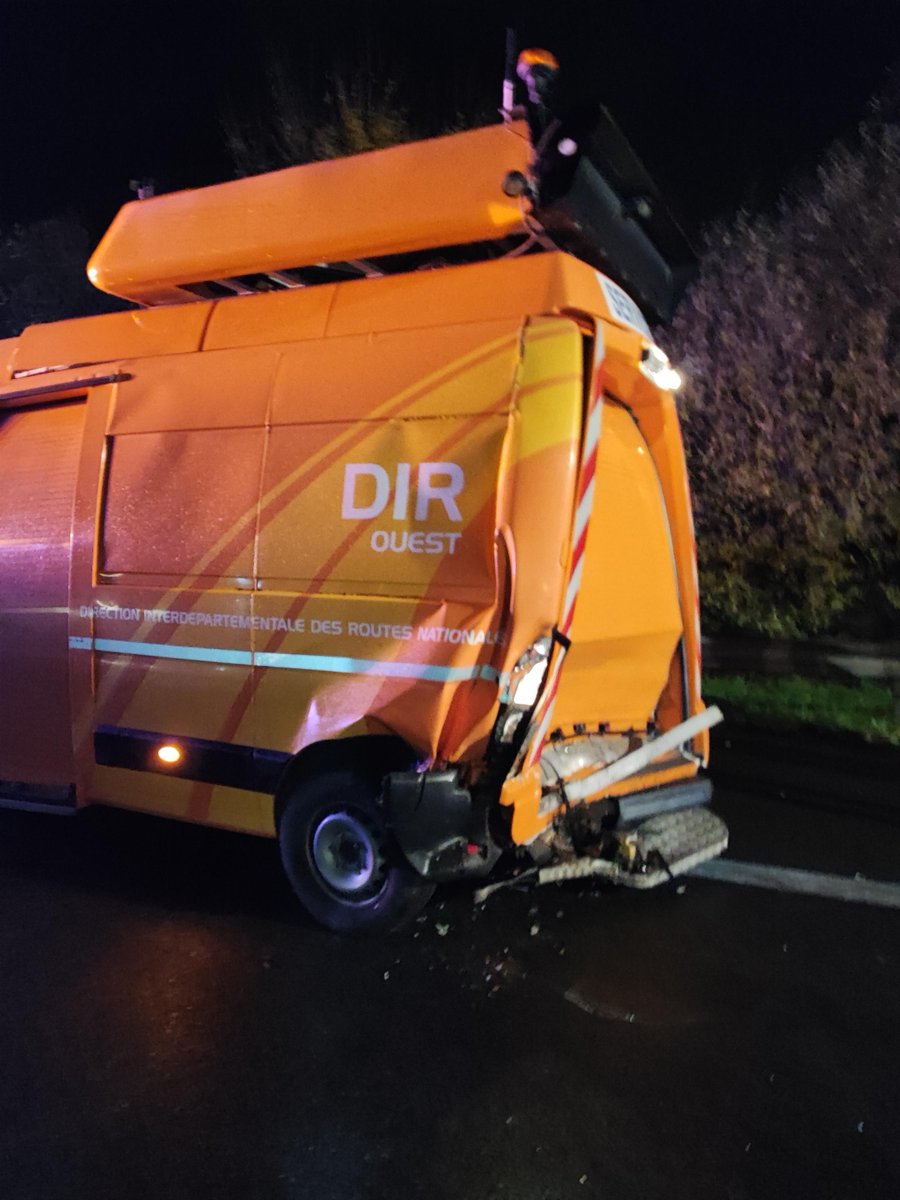 DIR_Ouest's tweet photo. 🚨 23ème accident
Hier soir sur la RN157, au niveau de la commune d'Argentré-du-Plessis, un fourgon a été percuté alors qu'il était en protection d'un véhicule en panne
Les agents des routes interviennent pour votre sécurité, n'oubliez jamais la leur !
#dir #accident https://t.co/O03mVNxmQg