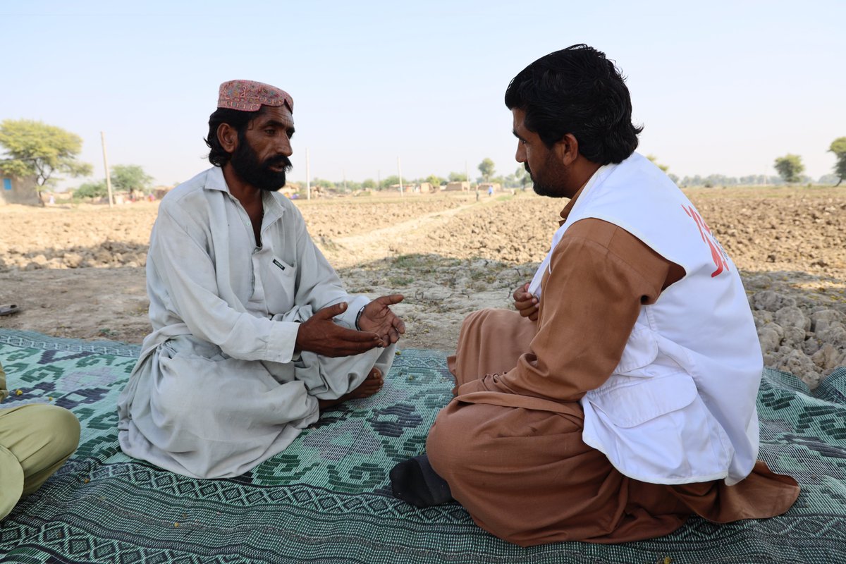 MSF_Pakistan's tweet photo. In #EasternBalochistan. MSF’s health promotion teams are providing health education about the prevention of water-borne and vector-borne diseases in different displaced camps and affected villages. 1/2

#PakistanFloods #MSFinPakistan https://t.co/nW9cilwdCl