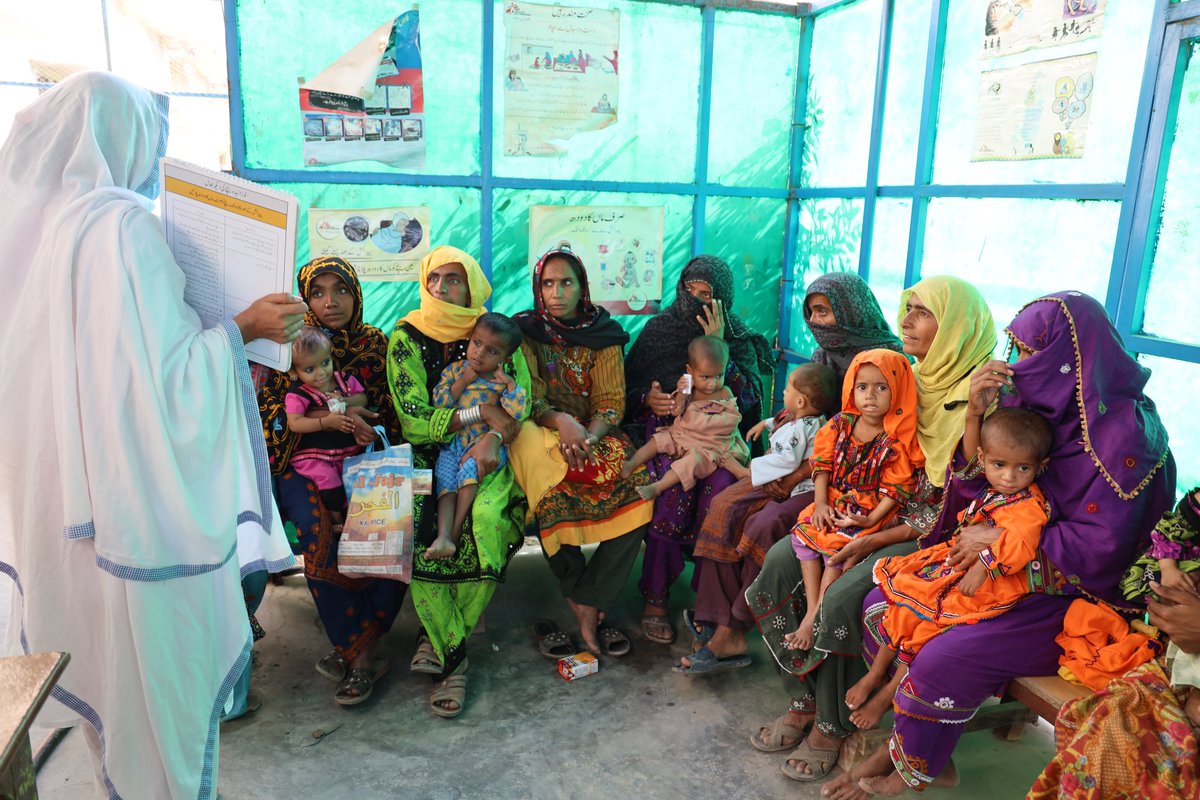 MSF_Pakistan's tweet photo. In #EasternBalochistan. MSF’s health promotion teams are providing health education about the prevention of water-borne and vector-borne diseases in different displaced camps and affected villages. 1/2

#PakistanFloods #MSFinPakistan https://t.co/nW9cilwdCl