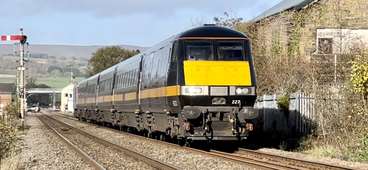 PlatformEdge1's tweet image. Craven Arms ✅

Here is 82227 + 67025 passing Craven Arms for Hereford #Class67 #Class82 @tfwrail @225groupuk