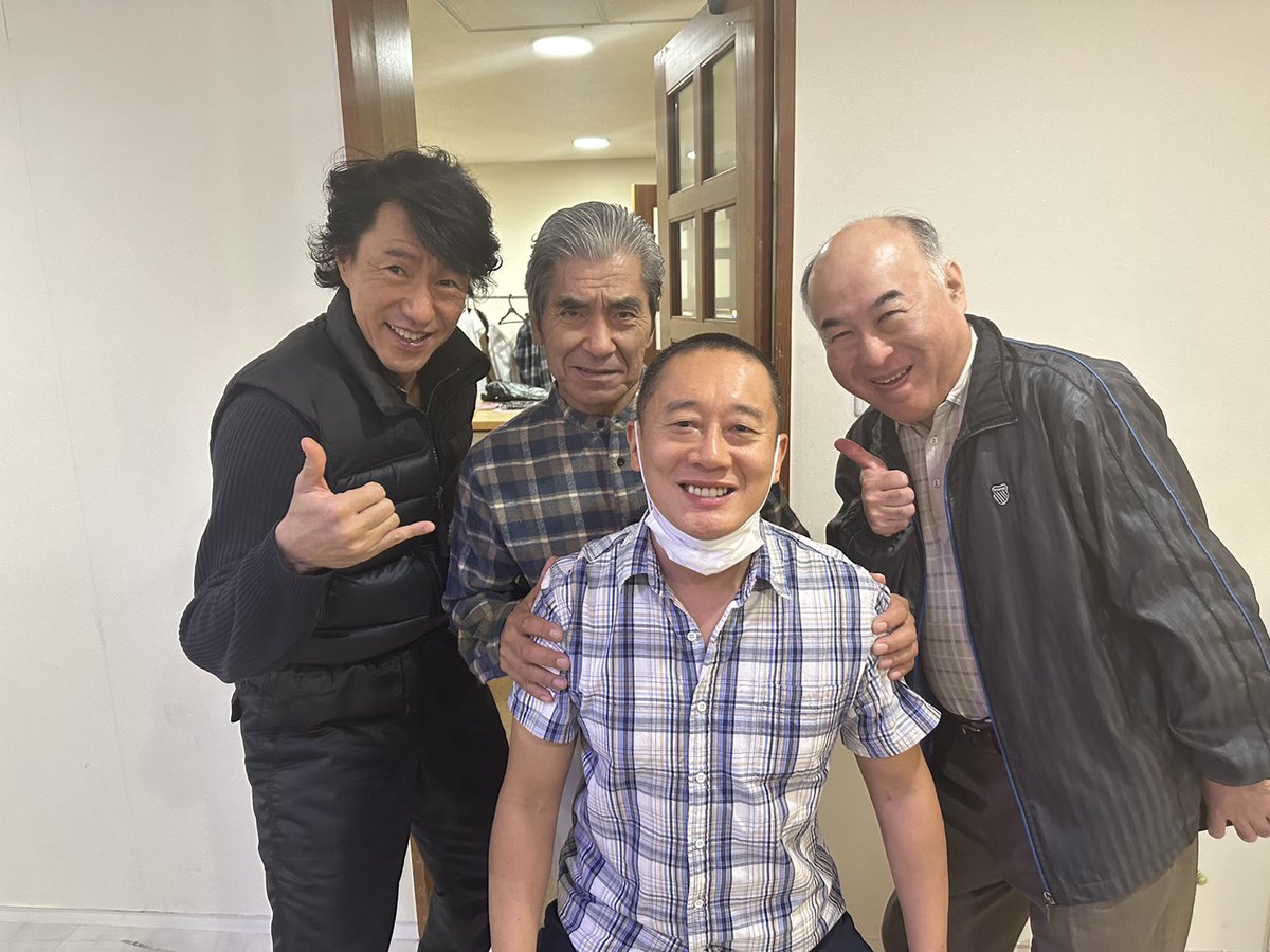 bokkiy_sugi's tweet photo. こんばんは🌃

今日も撮影でした😊
でも、詳細はお教え出来ないので～🙇‍♂️情報解禁までお待ちを‼️

先日の控え室での１コマを特別に‼️
ちなみに、私が一番ペイペイです😅
中々、稀少な組み合わせのメンバーです😊 https://t.co/wkvGIAuptI