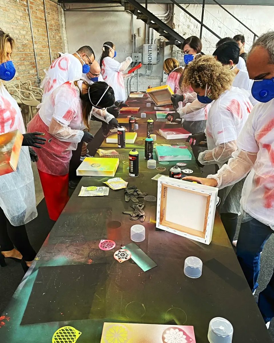 cherubiniaydar's tweet photo. Evento ao qual nos sentimos lisonjeados em participar, conectando pessoas com a arte, assim como nós dois fomos/somos conectados! Ação de endomarketing da empresa @clarobrasil, realizada na galeria @labof_ , uma dinâmica única, alegre e muito divertida! Gratidão, @agenciaplay.co https://t.co/k0gb4yCRAA