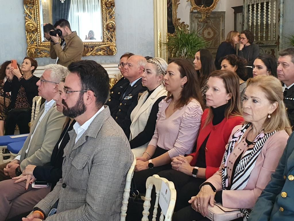 CsCValenciana's tweet photo. 👏 Nuestras diputadas autonómicas de Alicante han acompañado a la corporación municipal en los actos organizados por el Día Contra la Violencia de Género.
 
‼️👉 Desde Ciudadanos siempre condenaremos cualquier tipo de violencia ejercida hacia cualquier mujer. https://t.co/GVgsx3A57B