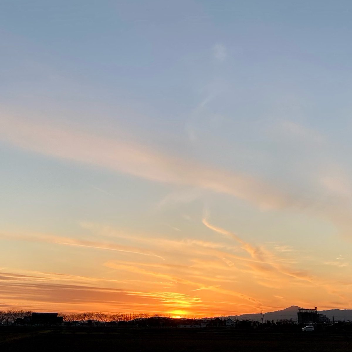 5230882's tweet photo. 日没の瞬間時の空（2022年11月25日16時41分）。
Sky at the moment of sunset (2022,November 25 18:32).
Date and time taken (Japan time) 
5/6/2022 18:32.
#イマソラ #巻雲 #すじ雲 #夕焼け #cirruscloud #比叡山 
#日没 #夕日 #夕陽 #夕阳
#thelove_of_sunset
#sunset
https://t.co/Xgh0cjekiN https://t.co/6XNeVcDC90