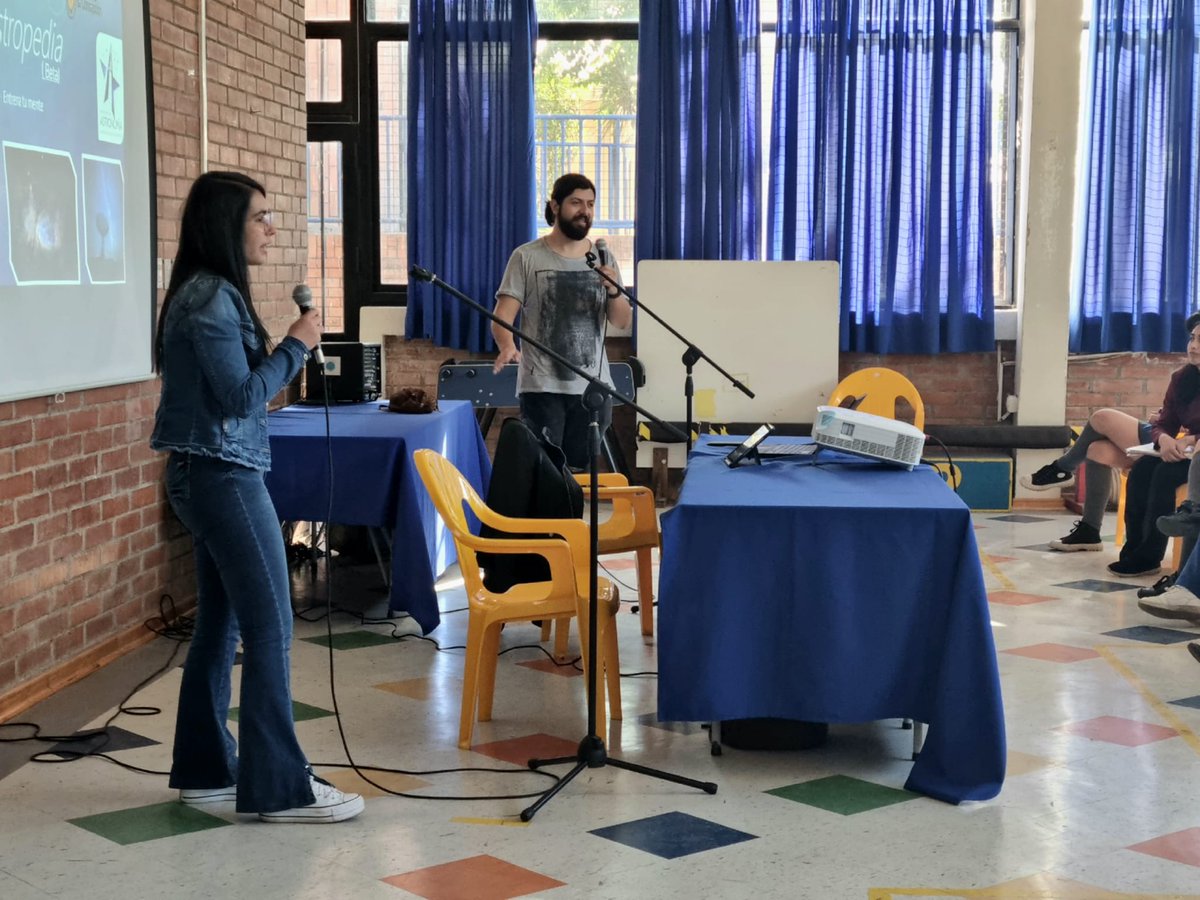 astroudec's tweet photo. Hoy estamos en el colegio Los Acacios, compartiendo con 90 alumnos de 1ero medio, conversando sobre los desafíos de ser astrónomo.
Scarllet y Pedro, del Equipo de Divulgación Astronómica, están contando sus experiencias 😁
#AstroUdeC #AstroCharla #Cata #Titans https://t.co/lMFzRIlgx2