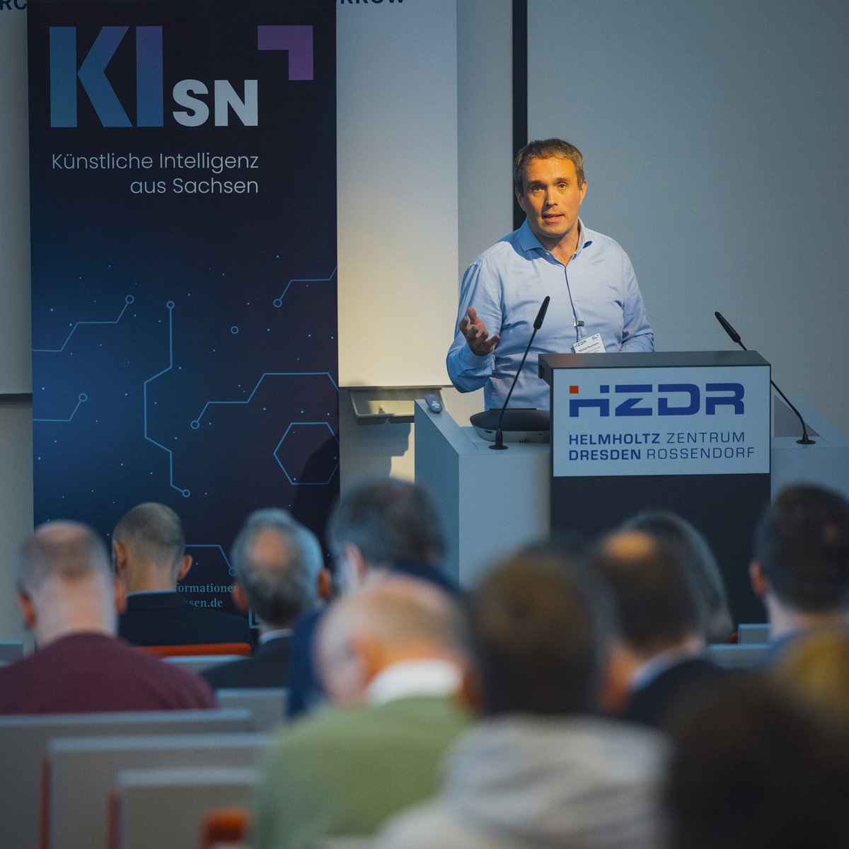CASUSscience's tweet photo. Our Scientific Head Michael Bussmann today was among the speakers giving impulses to kick-off knowledge &amp; technology transfer event #KINetworkHZDR22 at @HZDR_Dresden. Thanks for the opportunity to collaborate on #AI method &amp; application transfer! @SachsenDe @SMWK_SN #KInetworkSN https://t.co/s1yBO3JvaY
