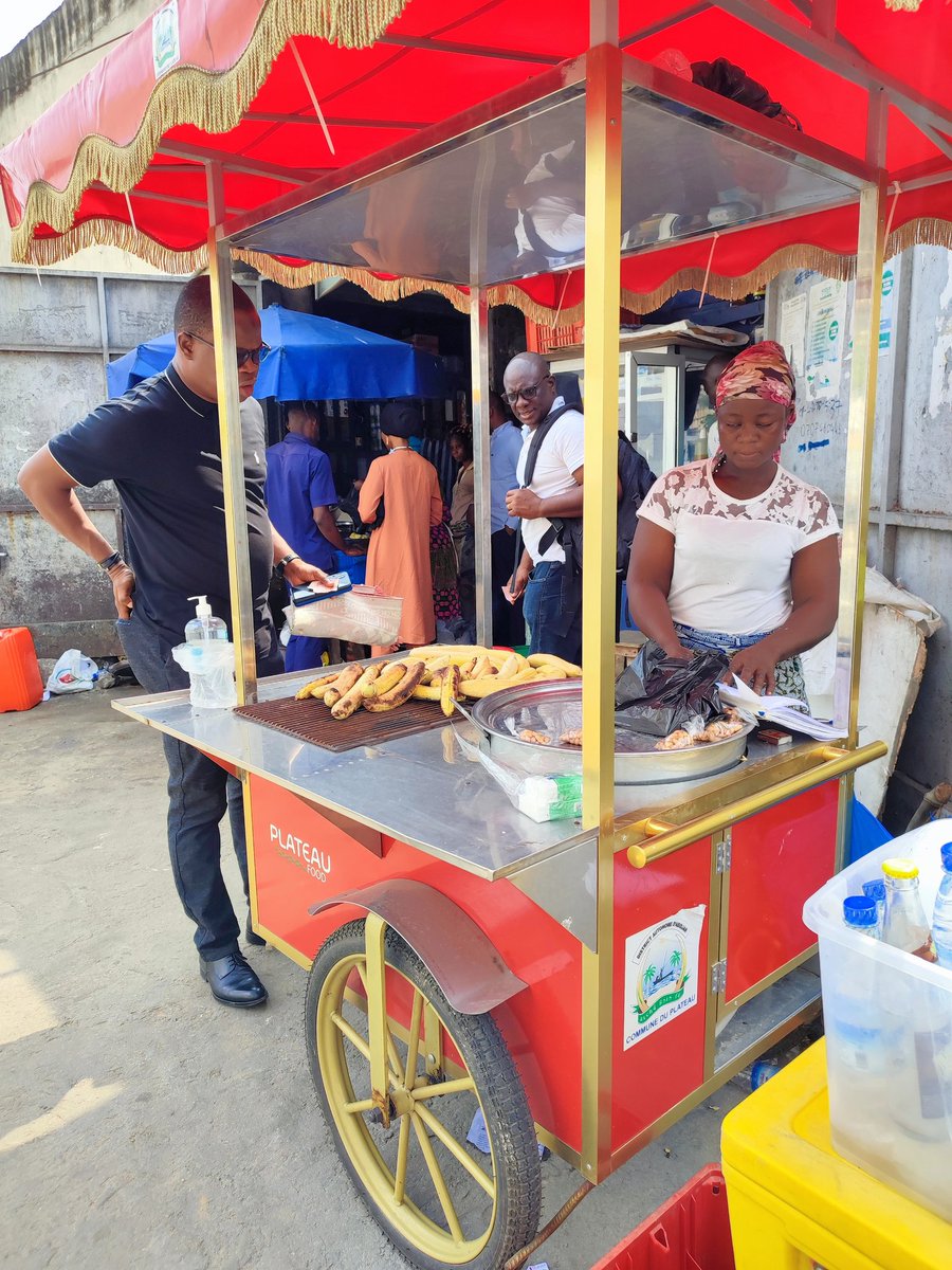 Bonjour par ici ! Aujourd'hui #Surmaroute la vente de bananes braisées (Blissi Tebil) change avec la mairie du plateau #Abidjan #CIV