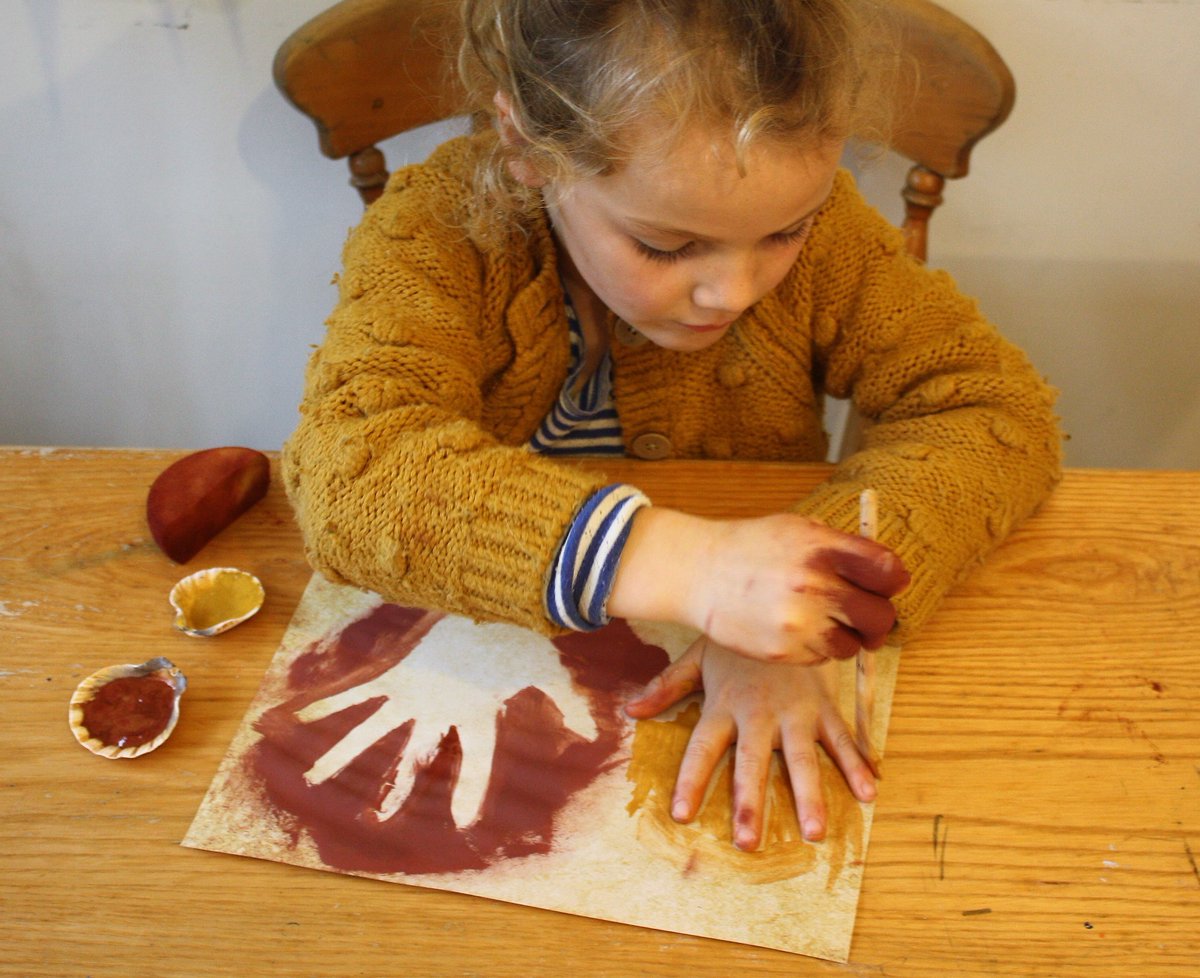 playwiththepast's tweet photo. Create an authentic cave painting🎨🐾🐚

🍂Make your own paint from pigment
🍂Use a shell palette
🍂Get your hands dirty!

Cave paintings were created by mixing up different coloured mud, rock, and charcoal. An activity in our #Palaeolthic box.🖐️

#findsbox #archaeodiscovery https://t.co/Cmd2eigxWM