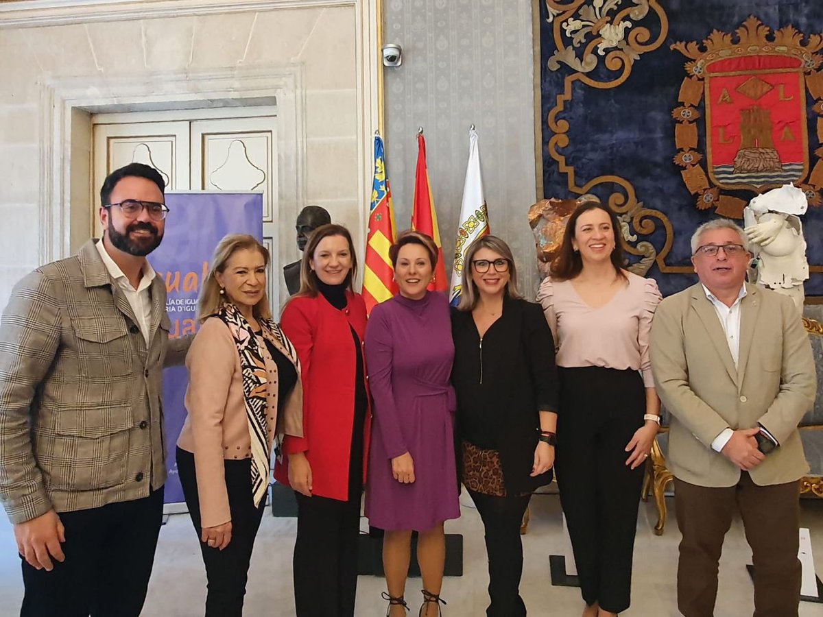 👏 Nuestras diputadas autonómicas de Alicante han acompañado a la corporación municipal en los actos organizados por el Día Contra la Violencia de Género.
 
‼️👉 Desde Ciudadanos siempre condenaremos cualquier tipo de violencia ejercida hacia cualquier mujer.