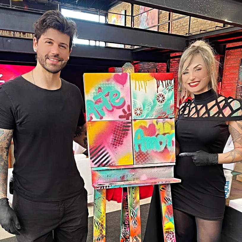 cherubiniaydar's tweet photo. Evento ao qual nos sentimos lisonjeados em participar, conectando pessoas com a arte, assim como nós dois fomos/somos conectados! Ação de endomarketing da empresa @clarobrasil, realizada na galeria @labof_ , uma dinâmica única, alegre e muito divertida! Gratidão, @agenciaplay.co https://t.co/cN29XgyY4T