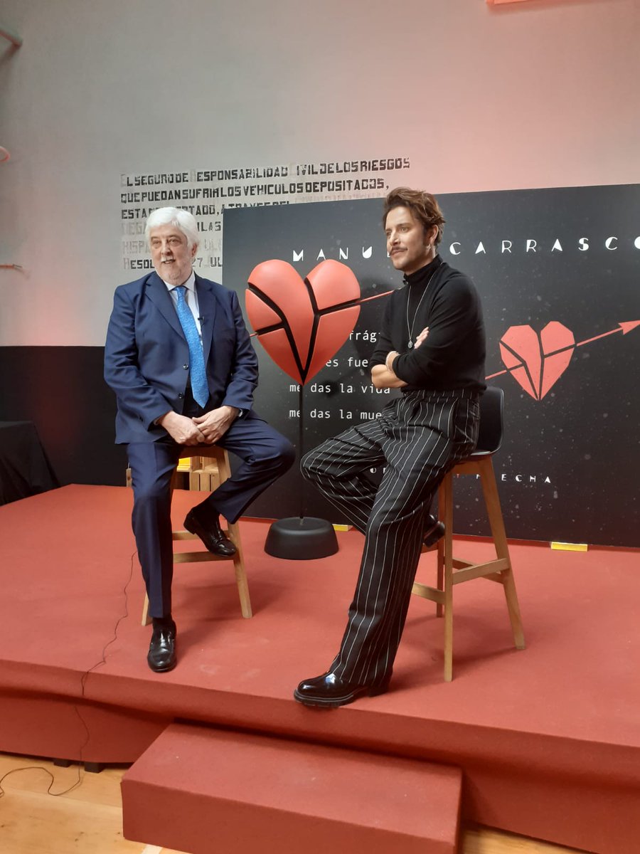 cuidarcorazon's tweet photo. .@manuelcarrasco_ dona a la FEC (@cuidarcorazon) la escultura de su nuevo disco #CorazonYFlecha y charla con nuestro presidente sobre el impacto de la música en las emociones y el corazón. 

🔜 Próximamente vídeo 📹  de la charla completa https://t.co/EqPwGC6tqJ