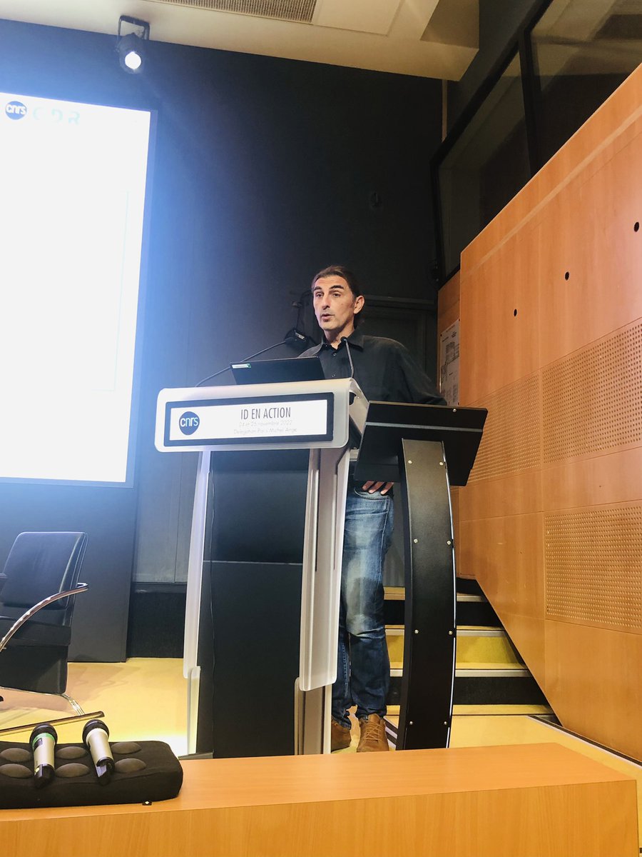 HMnap78's tweet photo. GdR Océan et mers, un GdR soutenu par la MITI, présenté par Christian Tamburini , lors du colloque « ID EN ACTION » au CNRS.
L’Océan comme objet de recherche à la croisée de nombreuses disciplines. 

https://t.co/NF49fa3F52 @c_tambu @AlainSchuhl @CNRS  @maknoop https://t.co/8IVTcjLTqb