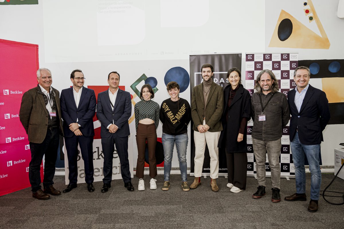 berkleevalencia's tweet photo. This week we received on campus the winners of the Premio AEDAS Homes a la Creación de Canciones, by which they gained a spot in our #SummerPerformanceProgram 2023.
The ceremony was celebrated at our library! https://t.co/7sE1dgXeIU