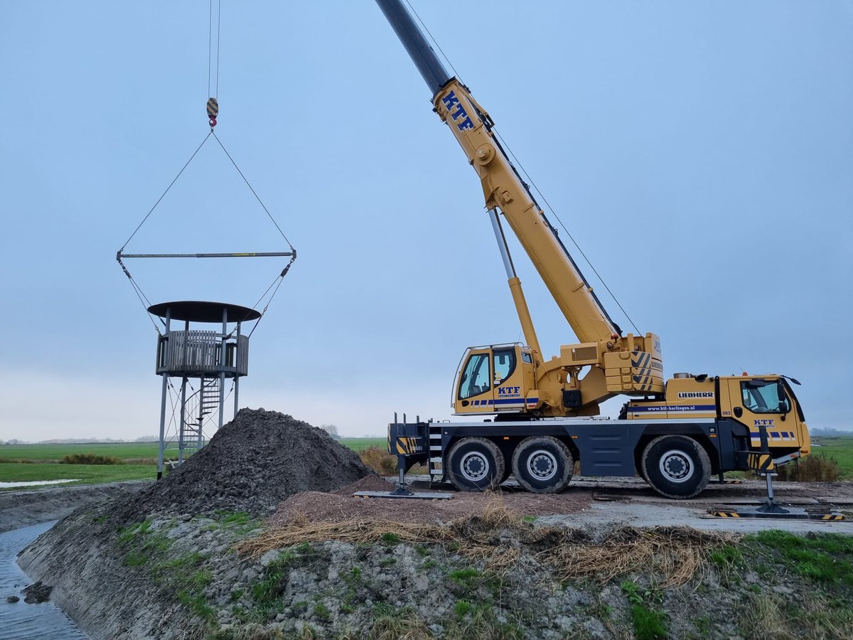 WestraBV's tweet photo. We zijn bezig met het realiseren van een uitkijkpunt in Kimswerd. Het werk bestaat uit grondwerk, aanbrengen van fundering, aanleggen van verhardingen en het plaatsen van de uitkijktoren. 

Met behulp van @KTFHarlingen hebben we vorige week de uitkijktoren geplaatst. https://t.co/F3yfx1vKFg