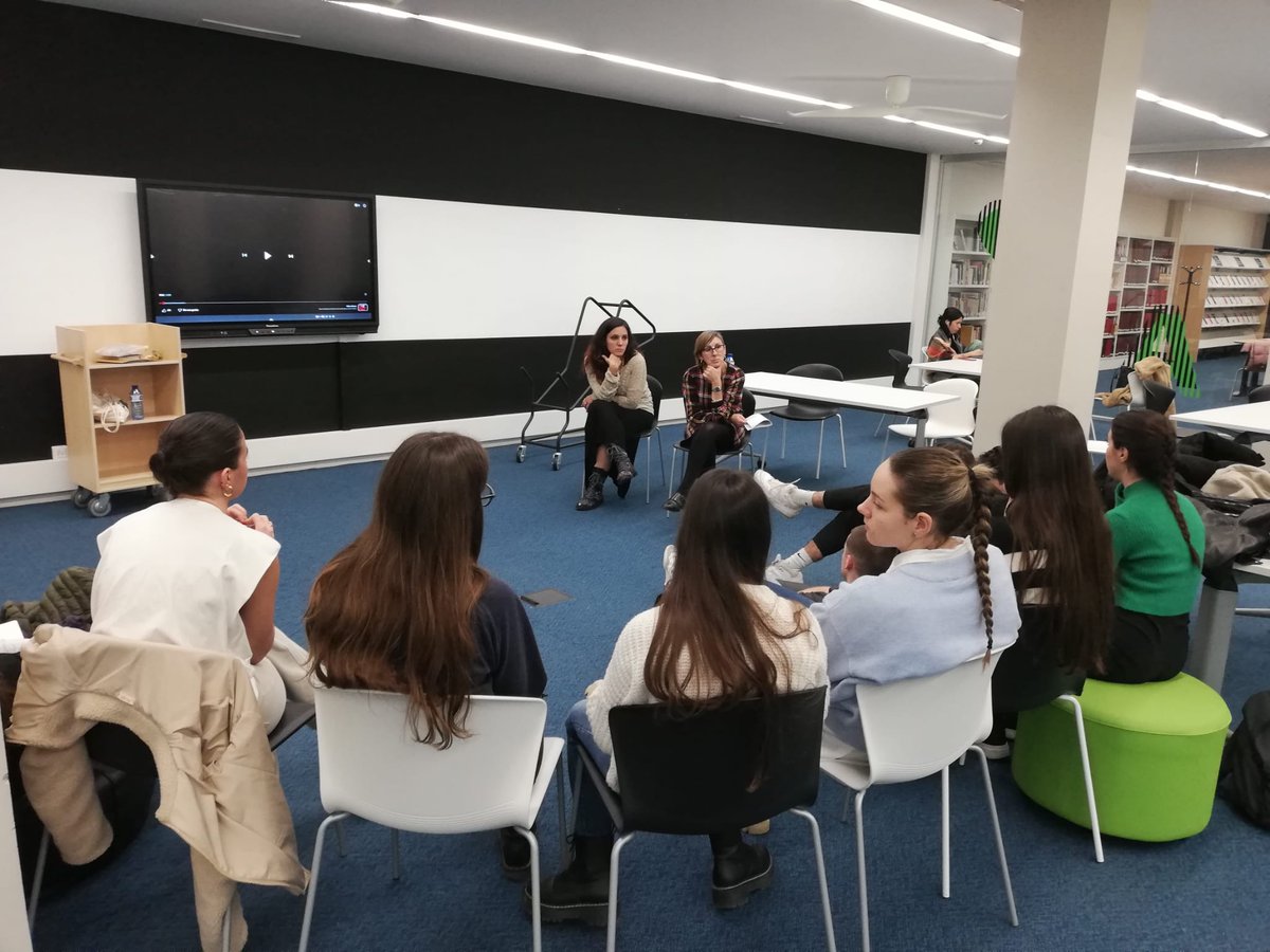 bchgUAB's tweet photo. ... amb @catalinagaya i Emma Roldán (@bchgUAB), membres de la Comissió d'Igualtat de la @FccUab i organitzadores de l'exposició. Després de la visita, el taller va seguir al #ComTecUAB
📷Ricardo Carniel
#25N #etmolesta
(2/2) https://t.co/aGGwDFMIbA