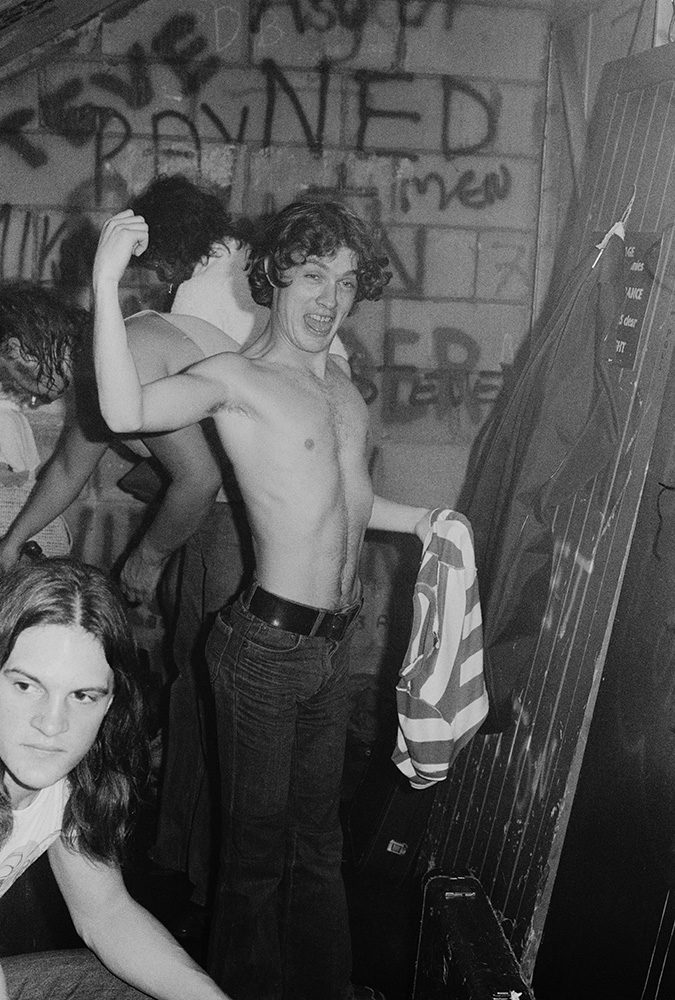 #ACDC Twivia Question #4,641: Can you name the famous club where these classic backstage shots were taken of AC/DC in 1976? #rockphotos #Thanksgiving2022