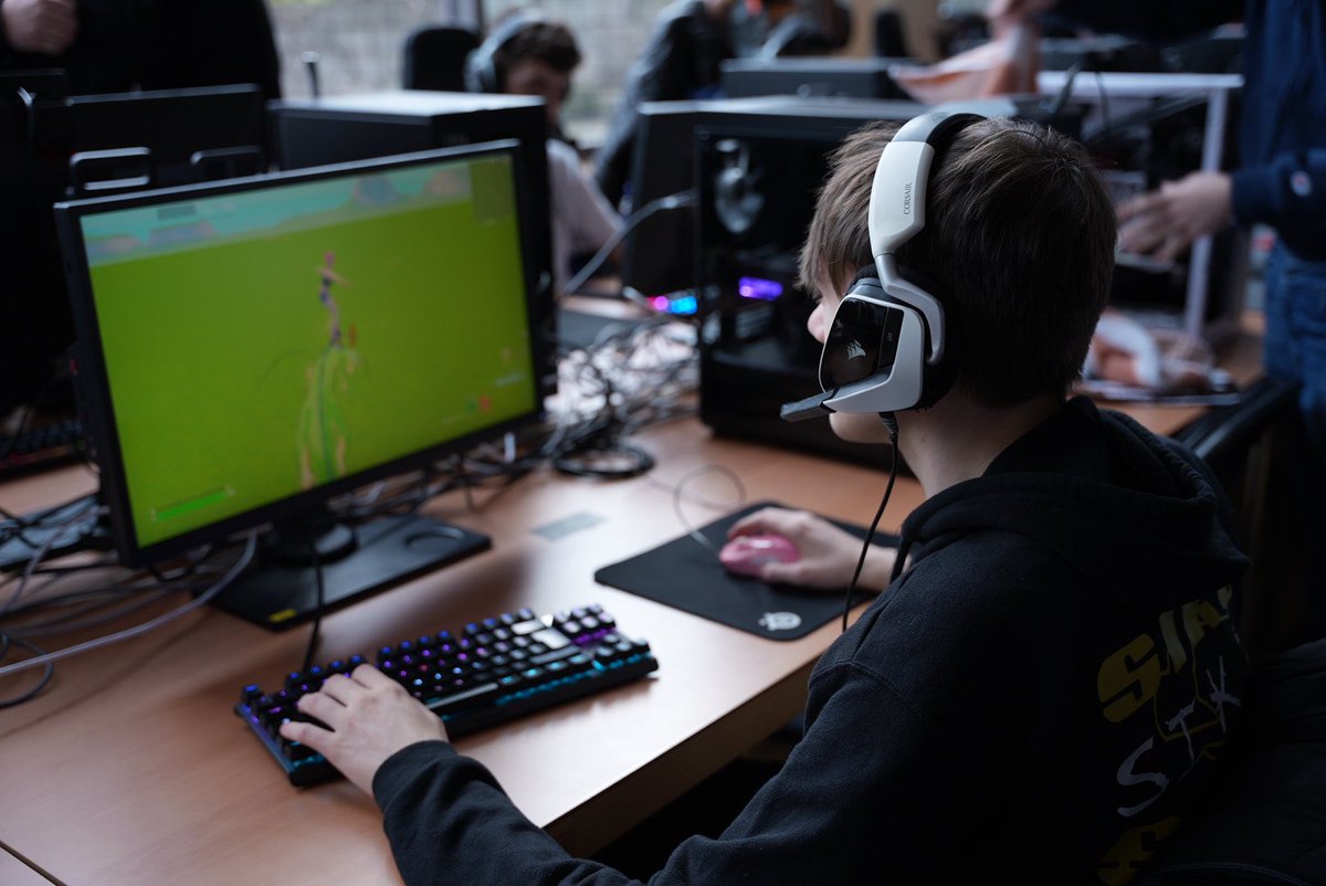 Heat 1 is about to start…

<a href="/MerijnFN/">Merijn</a>, <a href="/riftyfn/">Rifty</a> and @Vortexers are also ready! 😈

#BeSiko