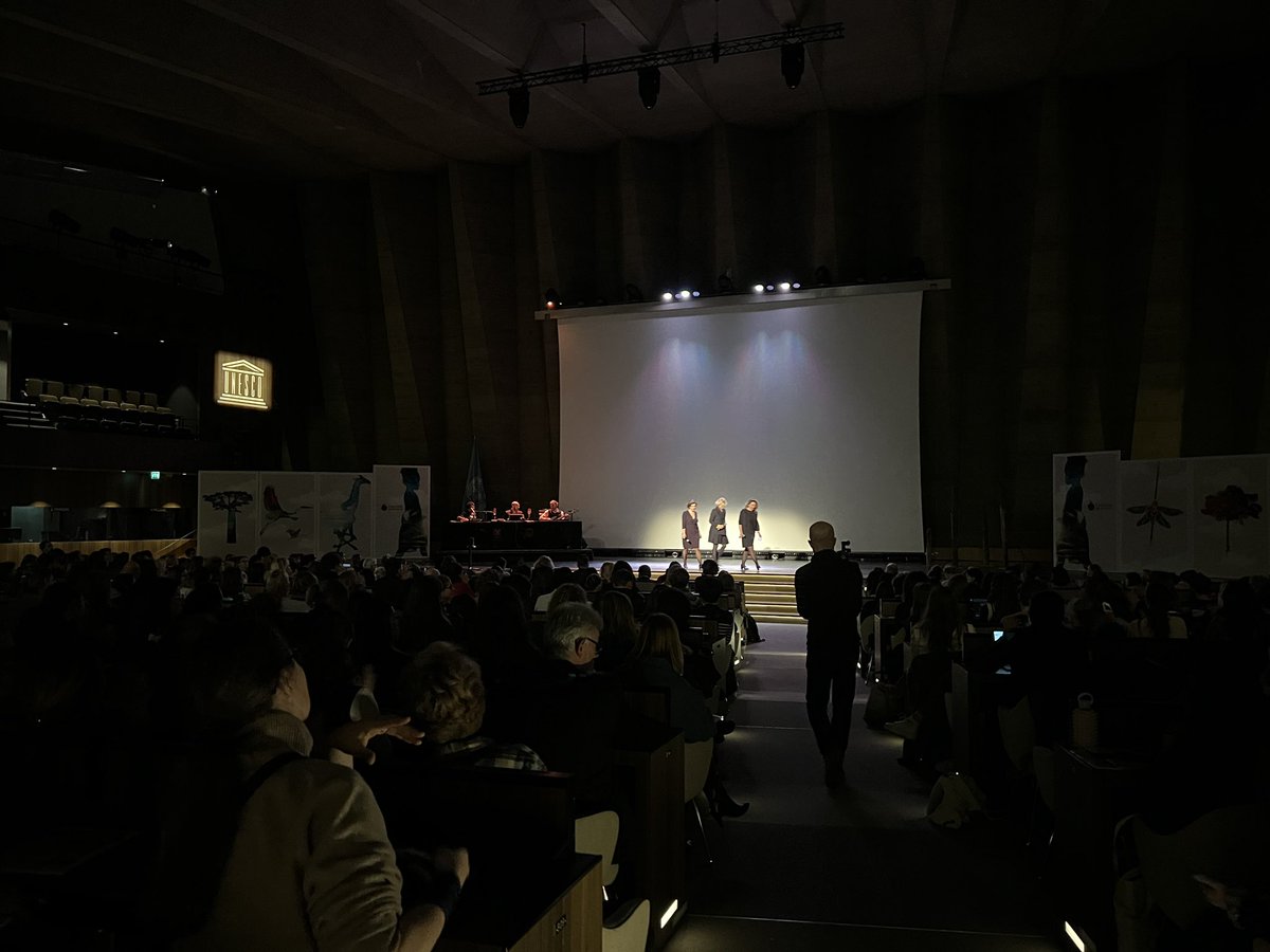universiteterre's tweet photo. #UT2022 | Le LIVE MAGAZINE du luxe durable

@Yann_A_B - @GoodPlanet_
Alain BARATON - @CVersailles
Marie-Claire DAVEU - @KeringGroup
@PierreHerme_FR
Guillaume de SEYNES - @Hermes_Paris
Marine SIMON LE BOURGEOIS - @LancomeFR
Aude VERGNE - @chloefashion

#PEA2022 https://t.co/rDJQkbp98F