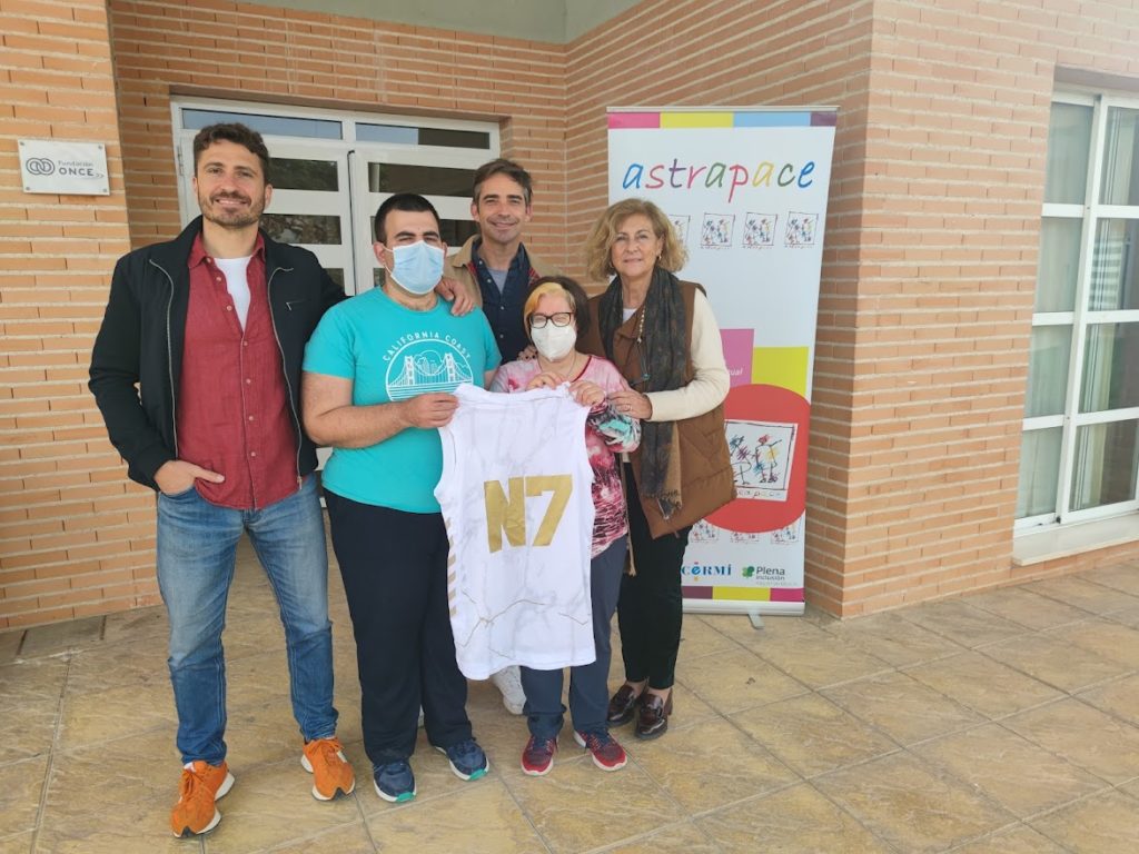 Astrapace's tweet photo. 🏀Astrapace recibe la donación de una camiseta, firmada por los jugadores del @UCAMMurcia de baloncesto, por parte de la Agencia de Comunicación @N7netcom.

El objetivo de esta iniciativa es recaudar fondos que irán destinados a los programas y servicios de Astrapace. https://t.co/E1C6P4qOG6