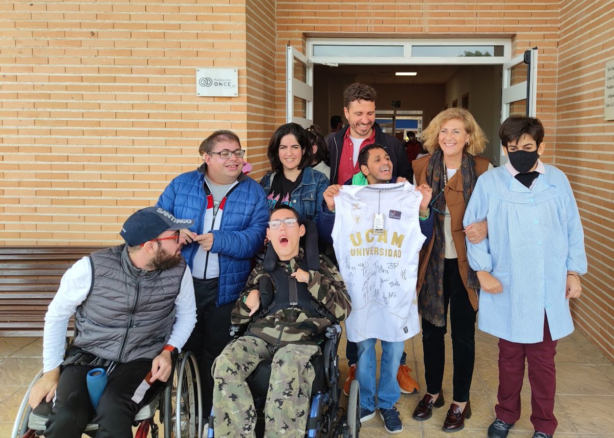Astrapace's tweet photo. 🏀Astrapace recibe la donación de una camiseta, firmada por los jugadores del @UCAMMurcia de baloncesto, por parte de la Agencia de Comunicación @N7netcom.

El objetivo de esta iniciativa es recaudar fondos que irán destinados a los programas y servicios de Astrapace. https://t.co/E1C6P4qOG6