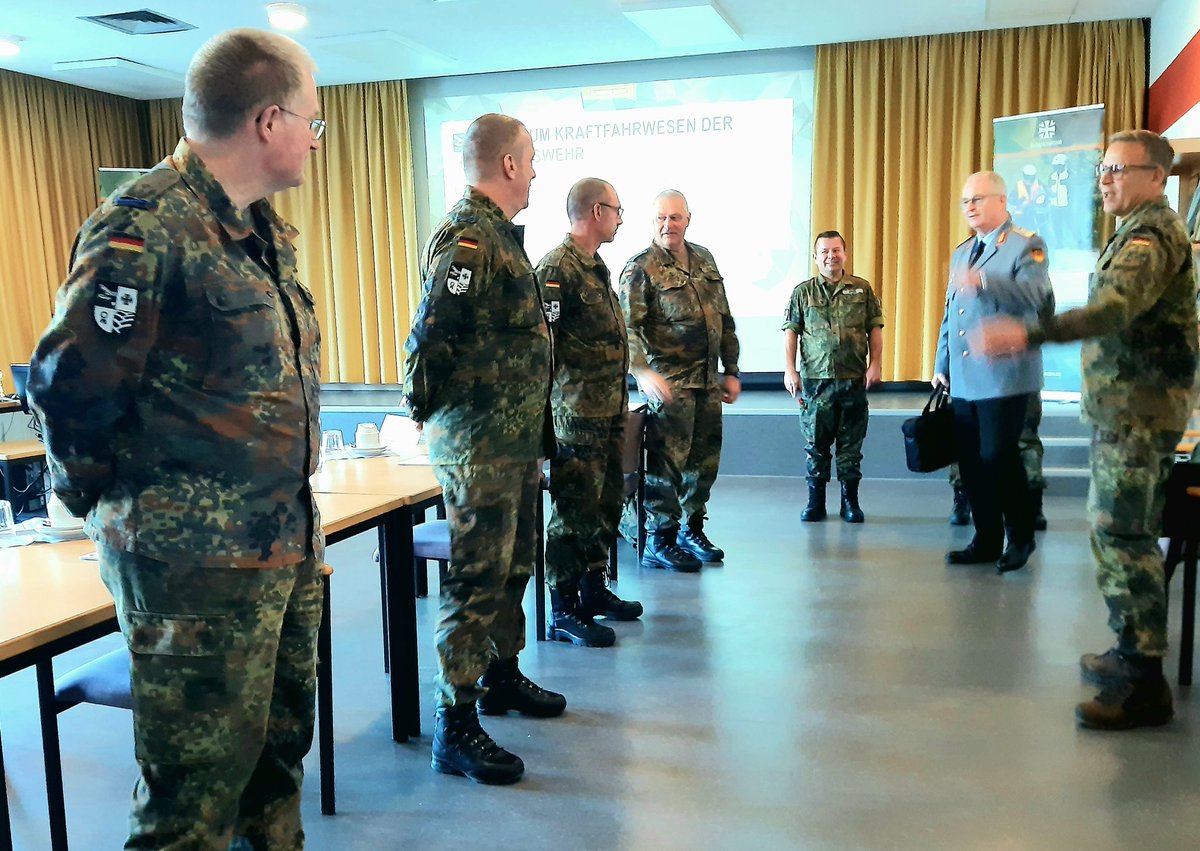 BundeswehrGI's tweet photo. Die hidden Champions der Dienstfahrzeuge, ohne sie läuft nichts: das Zentrum Kraftfahrwesen der Bundeswehr. Es verantwortet die Zulassung von Personen und 70.000 Dienstkraftfahrzeugen für den Straßenverkehr, inklusive Fahrschulgrundausbildung auf allen Klassen. Klasse Arbeit 👍 https://t.co/imrYQjphuA