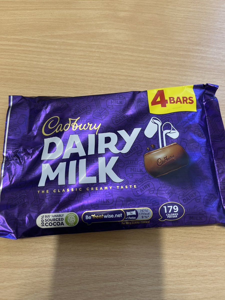 walsh10_tracey's tweet image. When you’re colleagues on the late shift arrive with this for you on a Friday afternoon 💛#thesmallthingsmatter #sogladitsfriday #valuingeachother