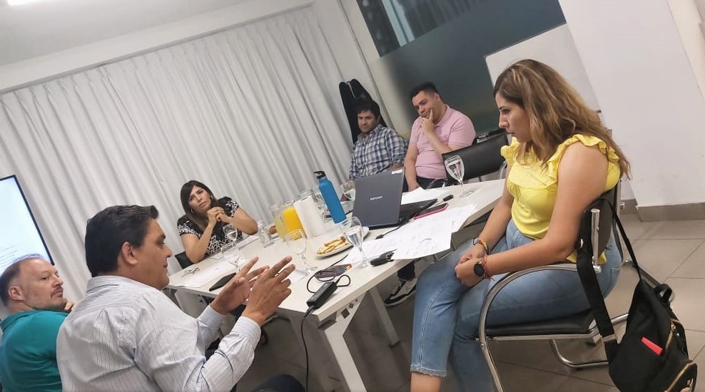 chequeadaslr's tweet photo. #Visita👥
👉La legisladora @Lourdez_ortiz visitó las instalaciones de #Farmapos para interiorizarse de los procesos de compra y mantenimiento de la medicación destinada a Planes Especiales. Desde la entidad agradecieron el interés de la diputada por el trabajo realizado! https://t.co/DW5dS4sHb2