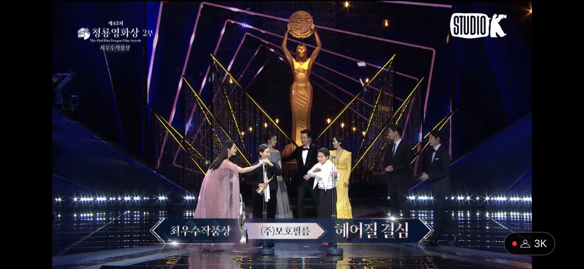 cerlubluu_'s tweet photo. 얘들아..<헤어질결심> 일 냈다
최우수작품상 헤어질 결심
감독상 박찬욱 감독
남우주연상 박해일
여우주연상 탕웨이 https://t.co/pBeshUsGxl