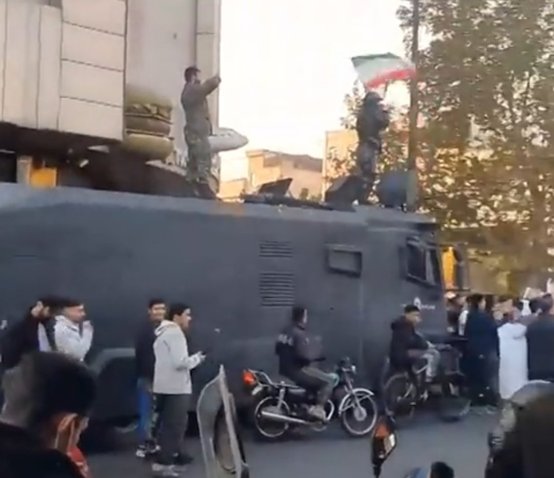 Mojtabapacino's tweet photo. صحنه عجیبیه.
میرقصن و بوق میزنن و خوشحالن،
قاتلایی که نذاشتن مهسا و خدانور و آیلار دیگه هیچوقت برقصن...
#مهسا_امینی https://t.co/I8eKqXlPdI