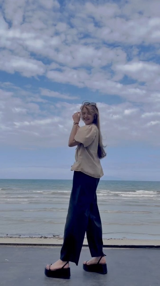 kimeeknotorije's tweet photo. Her smile 🥺 ily @kim_ntvdd 🤎

@official__yara #YARAPH #YARA_KIM https://t.co/XdcIC27feo