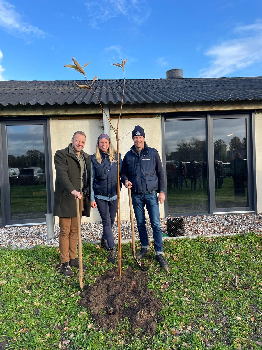 AgroProeftuin de Peel (@proeftuindepeel) on Twitter photo Tamme kastanjeboom geplant als markering van opening van Boomkwekerij en Praktijkcentrum van <a href="/FruitzforLife/">Fruits for life</a> in het Brabantse Zeeland. Trotse eigenaren Wilma en Sjef van Dongen graven en planten samen met <a href="/jeroenLux/">Jeroen v/d Heuvel</a> van <a href="/Gem_Maashorst/">Gemeente Maashorst</a>
#eiwittransitie #plantbased #boomkwekerij Tamme kastanjeboom geplant als markering van opening van Boomkwekerij en Praktijkcentrum van <a href="/FruitzforLife/">Fruits for life</a> in het Brabantse Zeeland. Trotse eigenaren Wilma en Sjef van Dongen graven en planten samen met <a href="/jeroenLux/">Jeroen v/d Heuvel</a> van <a href="/Gem_Maashorst/">Gemeente Maashorst</a>
#eiwittransitie #plantbased #boomkwekerij