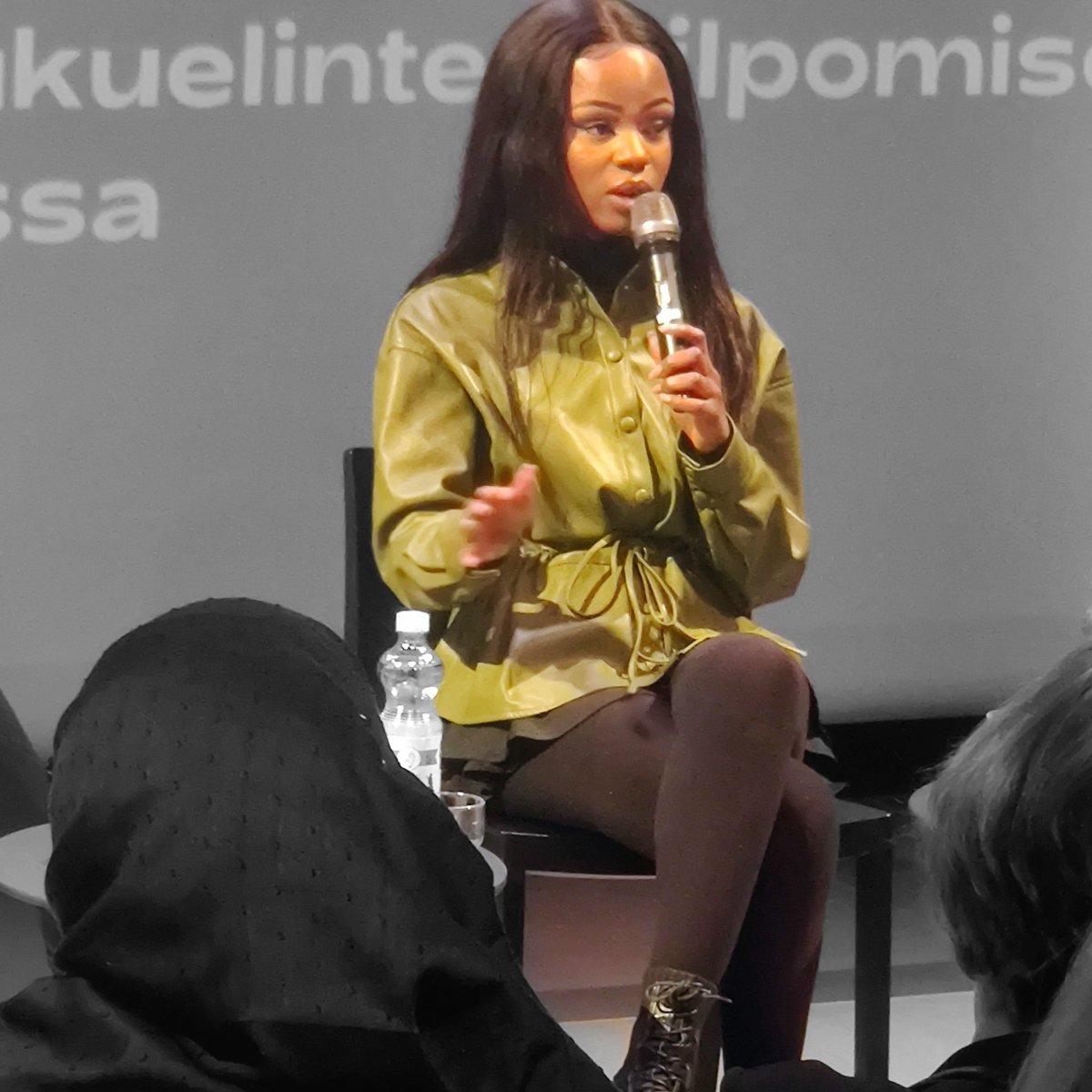 #FGM vaikuttaja Aja Daffeh haastaa yksityisyydestään tarkkoja suomalaisia puuttumaan toisten asioihin jos on pienintäkään syytä epäillä että tyttöä uhkaa tai hän on läpikäynyt #silpominen #YksikinTyttöOnLiikaa