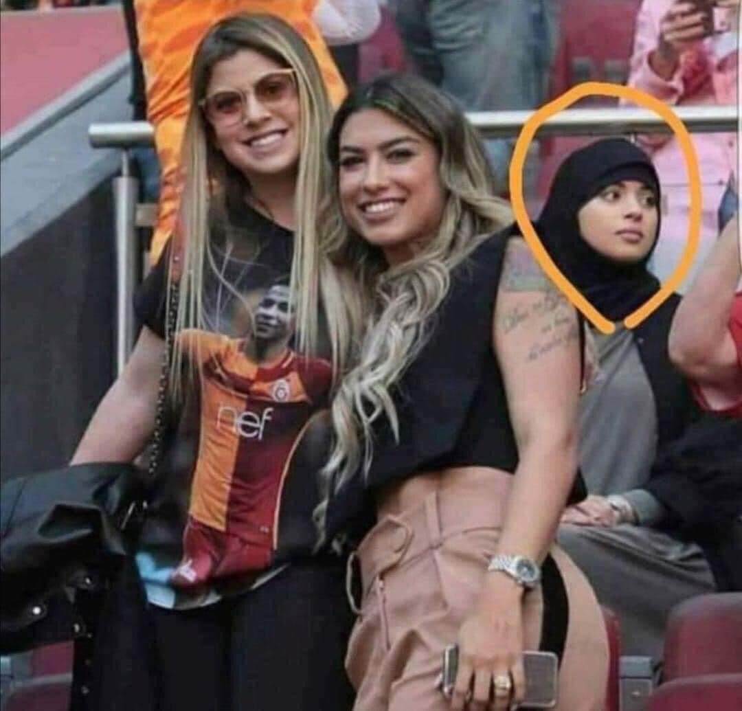 عندما يخرج القمر من خلف السحاب ♥️🌦