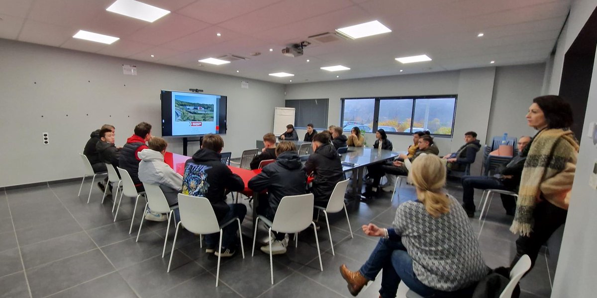 DDFMorez39's tweet photo. Dans le cadre de la semaine de l'industrie les Ter bac pro microtechniques ont visité la société SMP à Lavancia. https://t.co/BiLg84369u