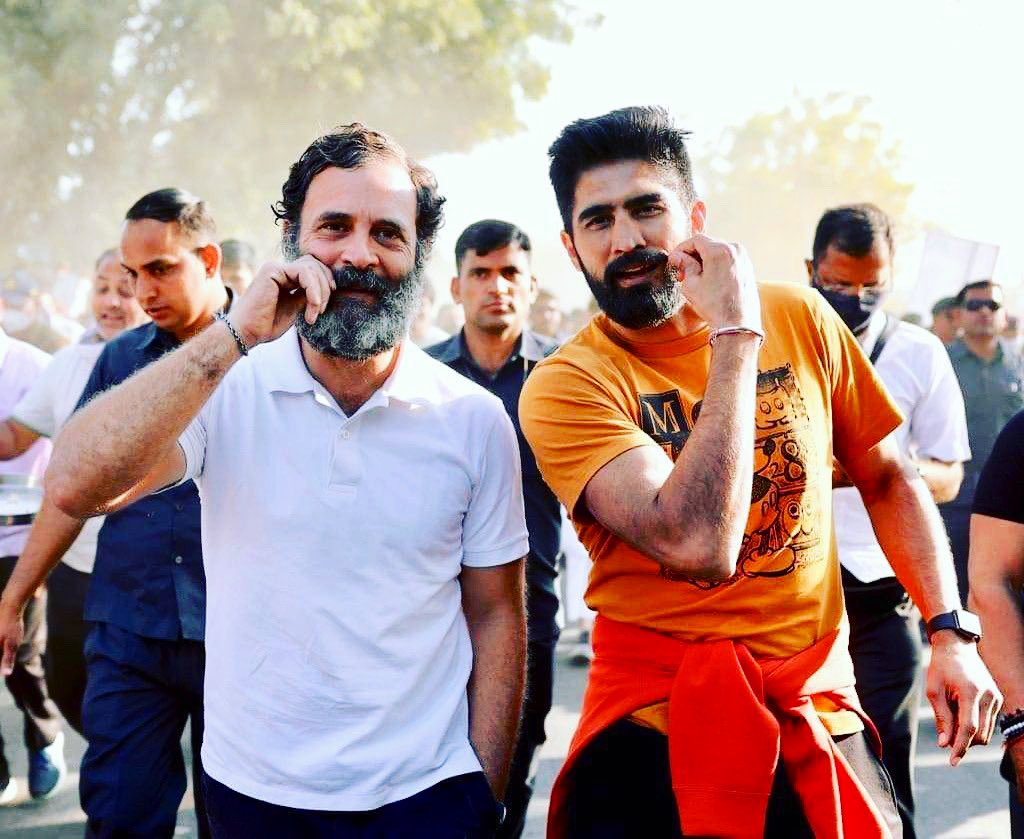 boxervijender's tweet photo. Bhai ka swag 😎 #BharatJodoYatra @RahulGandhi 👊🏽 https://t.co/gYcYu8D8MS