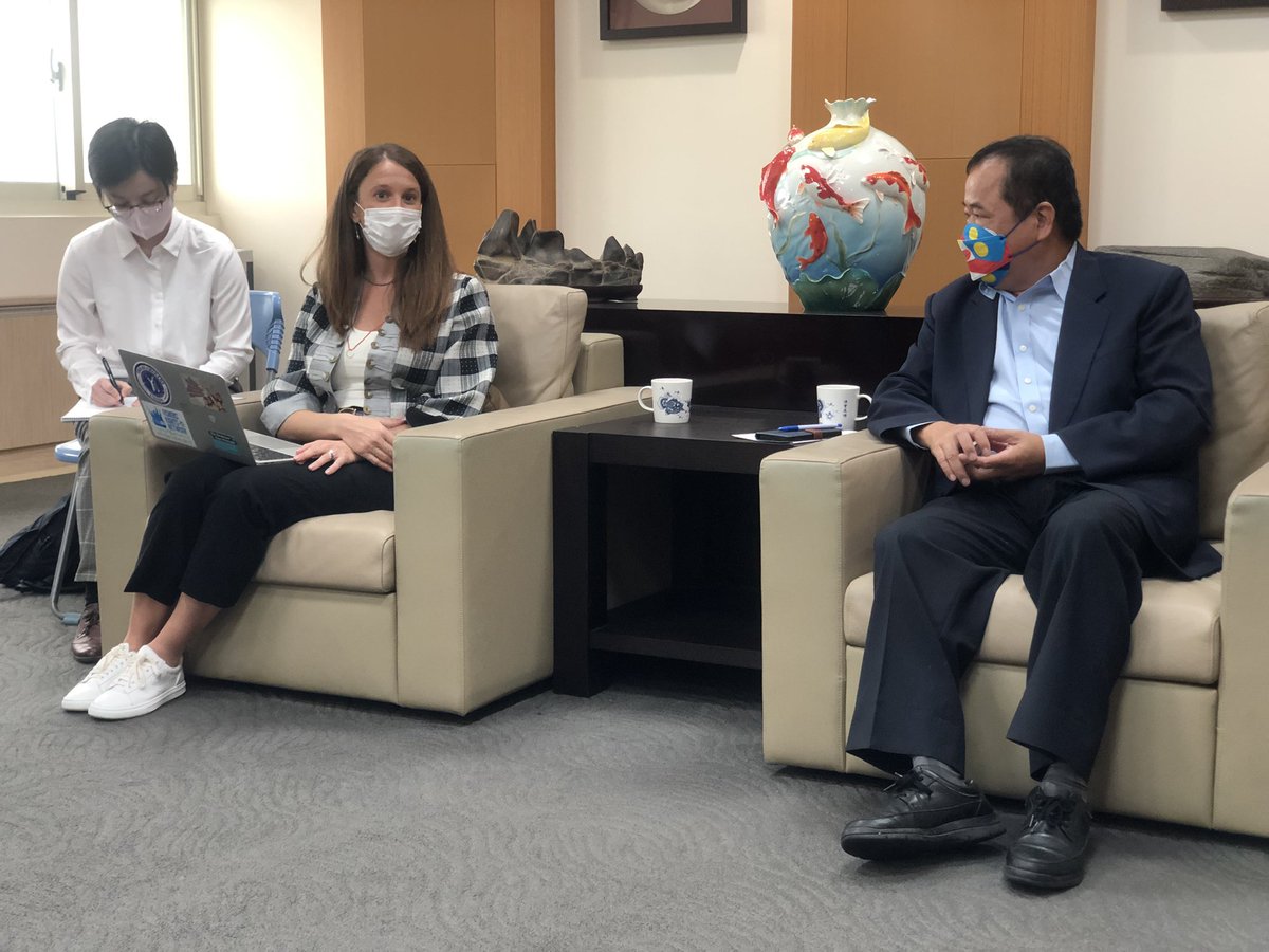 YihsienChiu's tweet photo. Hari ini (tanggal 25), Forum Silahturahmi Pelaut Indonesia (FOSPI), @KRogovin , HRC mengadakan pertemuan dengan Biro Perikanan yang disambut secara pribadi oleh Kepala Direktur Biro Perikanan, ZHANG,

https://t.co/KI3gRhWn78 https://t.co/NnFpUY7uyg