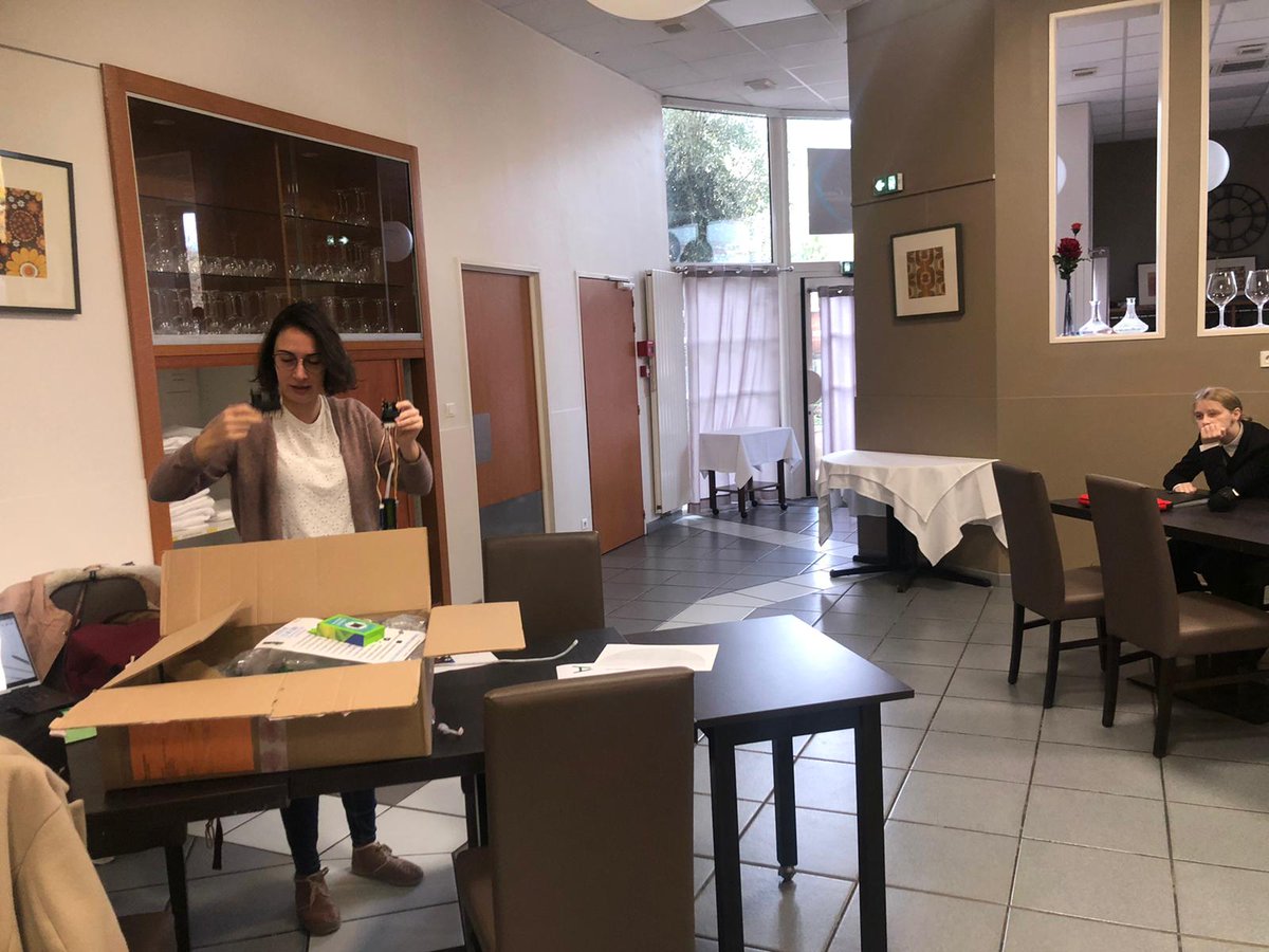 camel_lp's tweet photo. 🌞😍Lancement de l'expérimentation "Yes we code" : création et programmation d'une borne de satisfaction client pour récolter les avis des clients du RA avec @CompagnieDuCode @yeswecode @AMaizier https://t.co/nrcBzsxZbl