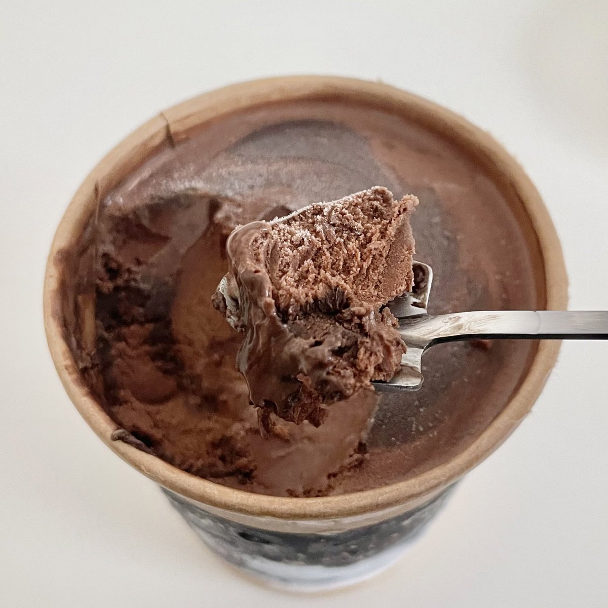 sfkkfs_'s tweet photo. อร่อยตาลาย ;-; รสใหม่ของ Molto ผสมแอลกอฮอล์ด้วย เข้มข้น อร่อยมาก มีความแอลเบาๆ ตัดกับดาร์กช็อก เข้ากันโคตร 🍫🍨 ไปยืนชิมหน้าร้านจนได้มา 4 รส คือแกจะอร่อยทุกรสไม่ได้นะ 5555 ใครอยู่ต่างจ.มีโปรส่งฟรีด้วย https://t.co/cAuMs8NU5R