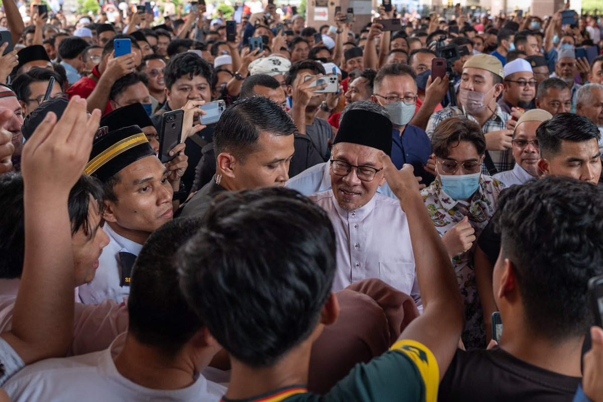 anwaribrahim's tweet photo. Menunaikan solat Jumaat di Masjid Putra, Putrajaya siang tadi bersama warga Putrajaya. 

#DemiPertiwi https://t.co/PdFy544x4m