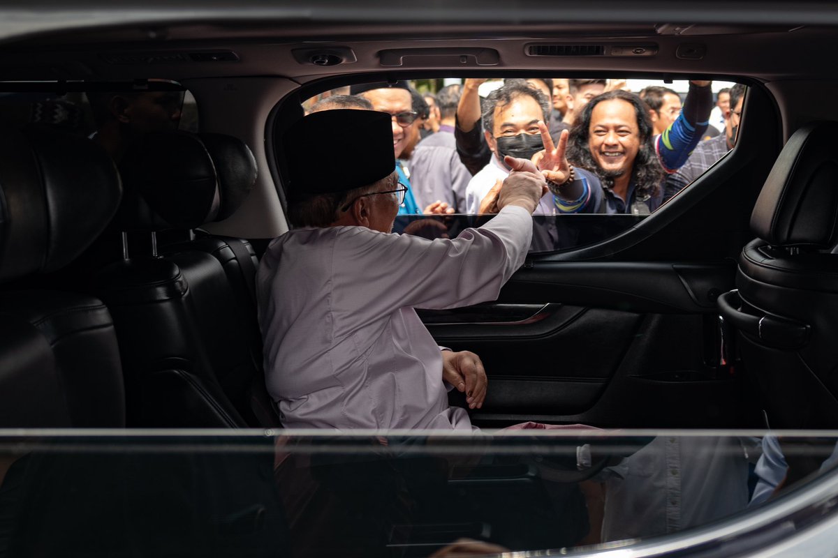 anwaribrahim's tweet photo. Menunaikan solat Jumaat di Masjid Putra, Putrajaya siang tadi bersama warga Putrajaya. 

#DemiPertiwi https://t.co/PdFy544x4m