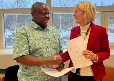 <a href="/GodwinMurunga/">Godwin R. MURUNGA</a>, executive secretary <a href="/CODESRIA/">CODESRIA</a> , and <a href="/SverkenK/">Karin Sverkén</a>, head of unit for Justice and Peace, Africa Department <a href="/Sida/">Sida</a> have signed an extended cooperation agreement today!